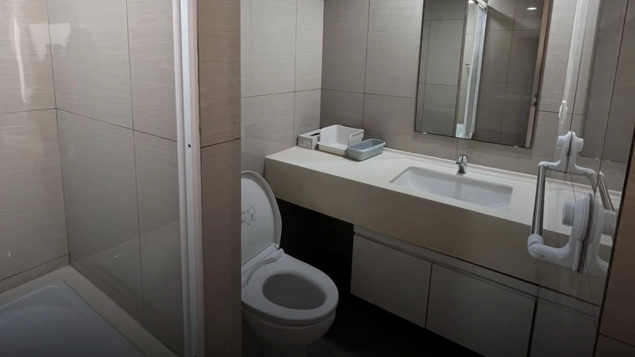 Kamar mandi Apartment Orange County Cikarang